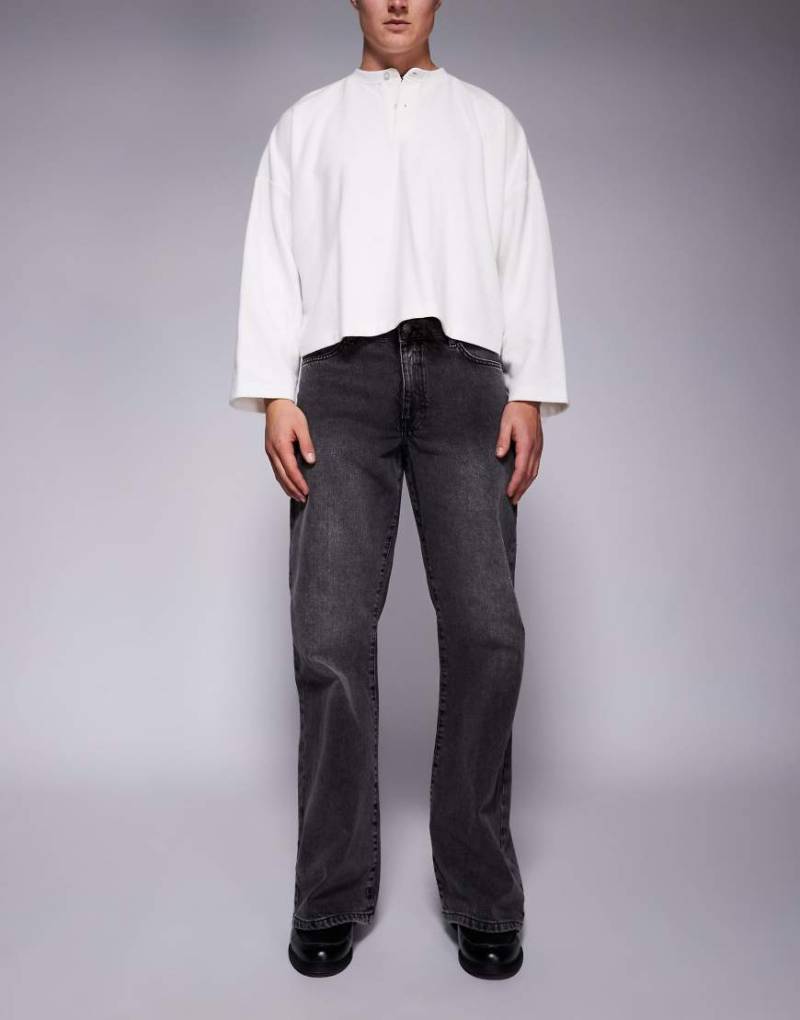 ASOS DESIGN - Jeans in verwaschenem Schwarz mit weitem, ausgestelltem Schnitt von ASOS DESIGN