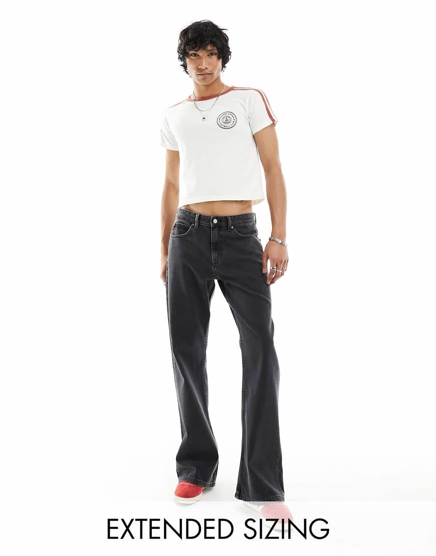 ASOS DESIGN - Jeans in verwaschenem Schwarz mit weitem, ausgestelltem Schnitt von ASOS DESIGN