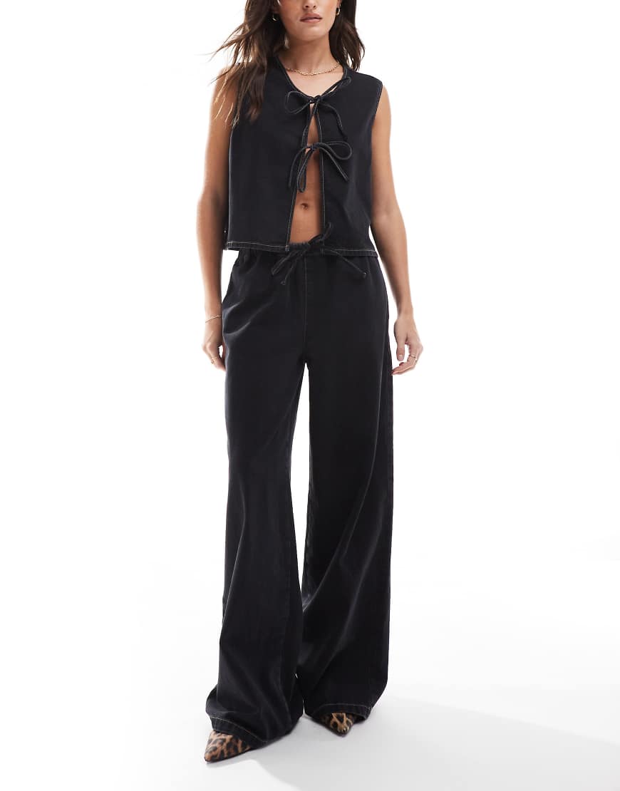 ASOS DESIGN - Jeans in verwaschenem Schwarz mit weitem Bein und Bindeband vorne von ASOS DESIGN