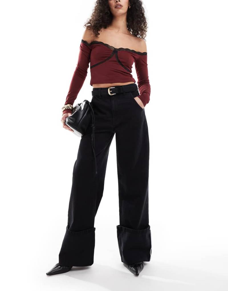 ASOS DESIGN - Jeans in verwaschenem Schwarz mit weitem Bein und hohem Umschlag-Grau von ASOS DESIGN