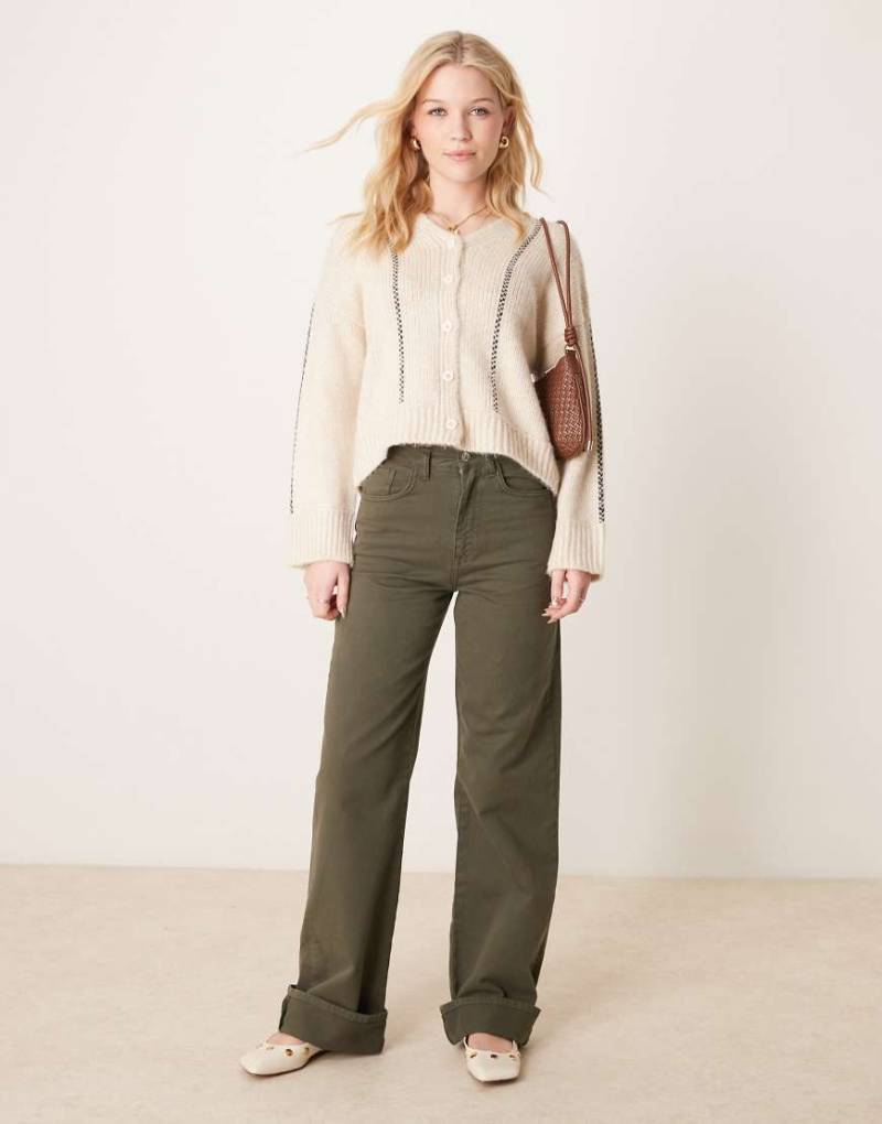 ASOS DESIGN - Jeans mit Saumaufschlag in Tannengrün ASOS DESIGN - Jeans mit Saumaufschlag in Tannengrün von ASOS DESIGN
