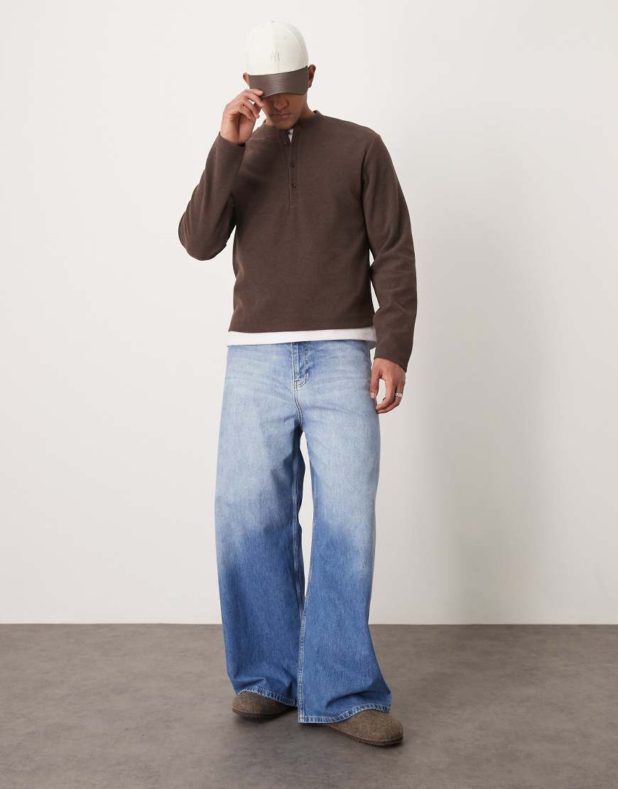 ASOS DESIGN - Jeans mit Skater-Schnitt in hellblauer Waschung mit weitem Saum von ASOS DESIGN