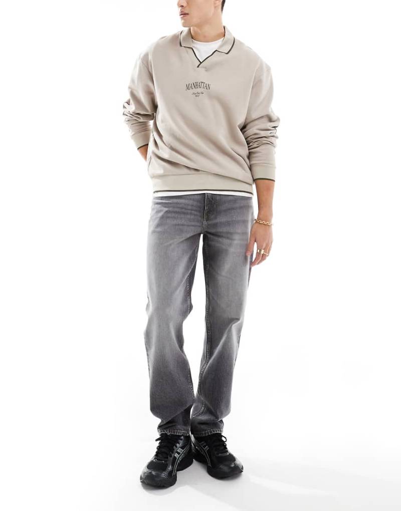 ASOS DESIGN - Jeans mit Stretch in verwaschenem Schwarz mit geradem Schnitt von ASOS DESIGN