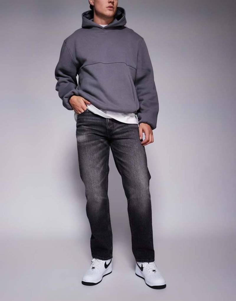 ASOS DESIGN - Jeans mit Stretch in verwaschenem Schwarz mit geradem Schnitt von ASOS DESIGN