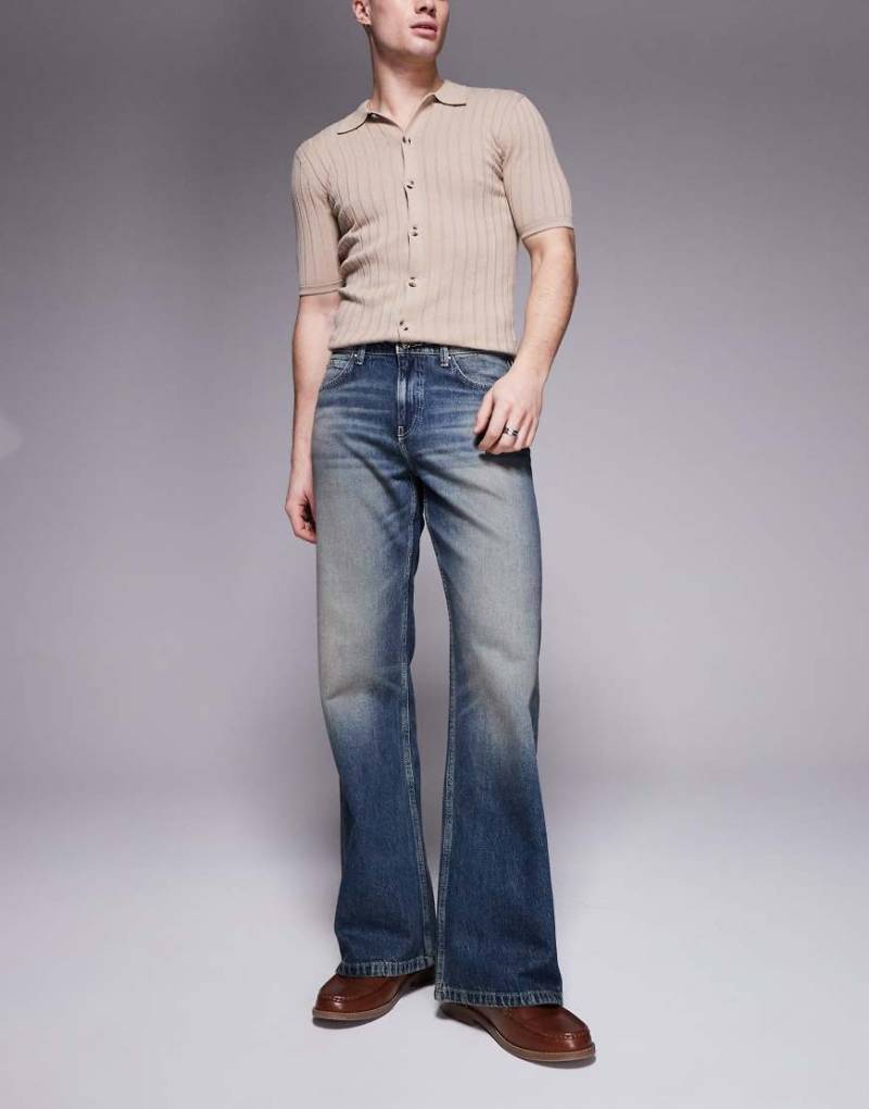 ASOS DESIGN - Jeans mit ausgestelltem, weitem Bein in mittelblauer Waschung von ASOS DESIGN