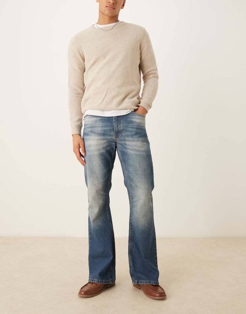 ASOS DESIGN - Jeans mit ausgestelltem, weitem Bein in mittelblauer Waschung von ASOS DESIGN