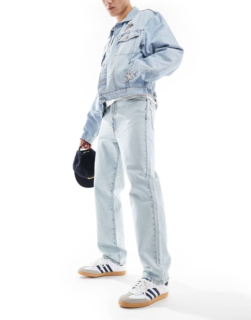 ASOS DESIGN - Jeans mit geradem Schnitt in hellblauer Waschung-Grau von ASOS DESIGN