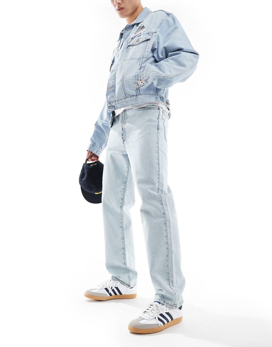 ASOS DESIGN - Jeans mit geradem Schnitt in hellblauer Waschung-Grau ASOS DESIGN - Jeans mit geradem Schnitt in hellblauer Waschung-Grau von ASOS DESIGN