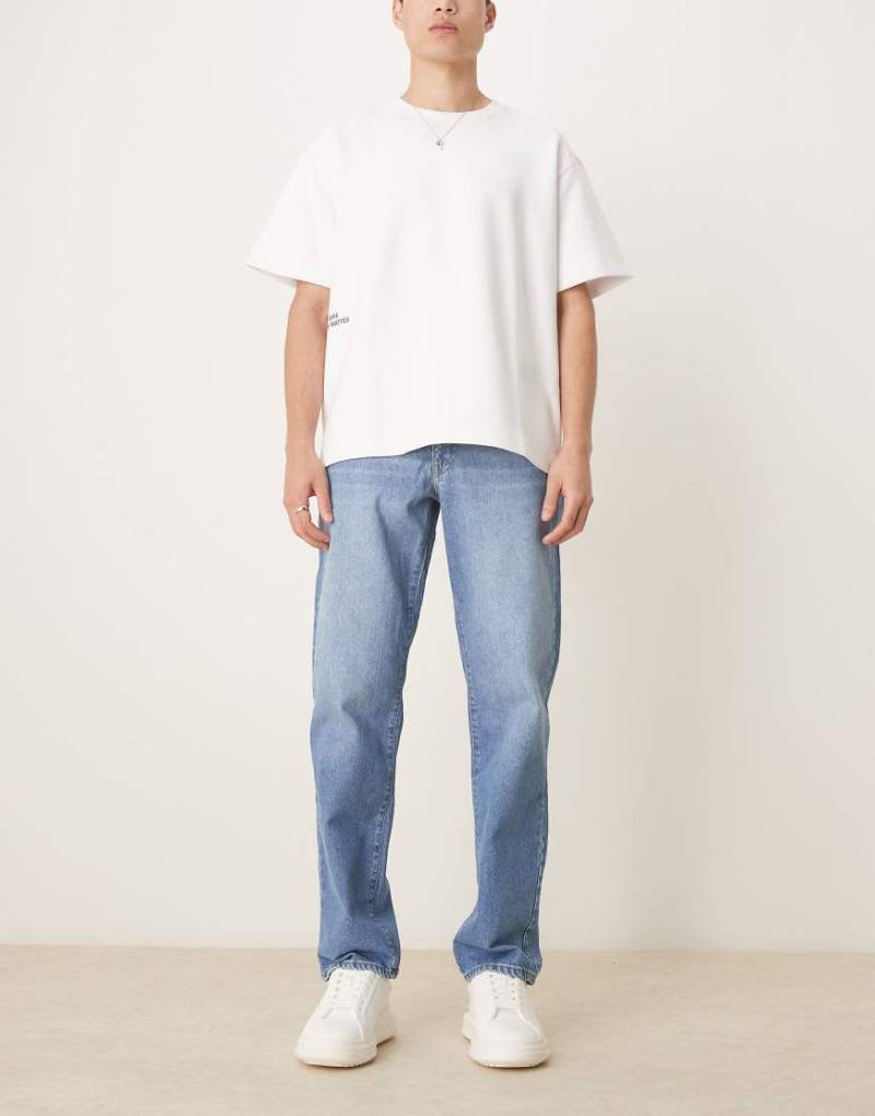 ASOS DESIGN - Jeans mit geradem Schnitt in hellblauer Waschung von ASOS DESIGN