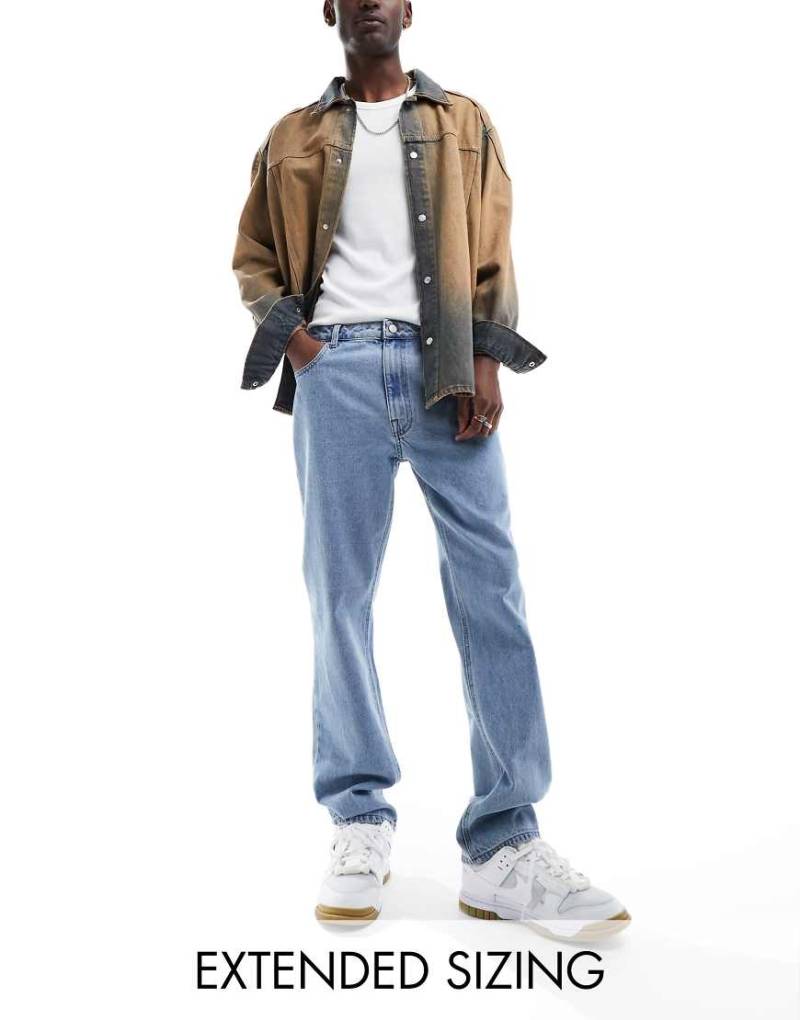 ASOS DESIGN - Jeans mit geradem Schnitt in heller Stone-Waschung-Blau von ASOS DESIGN
