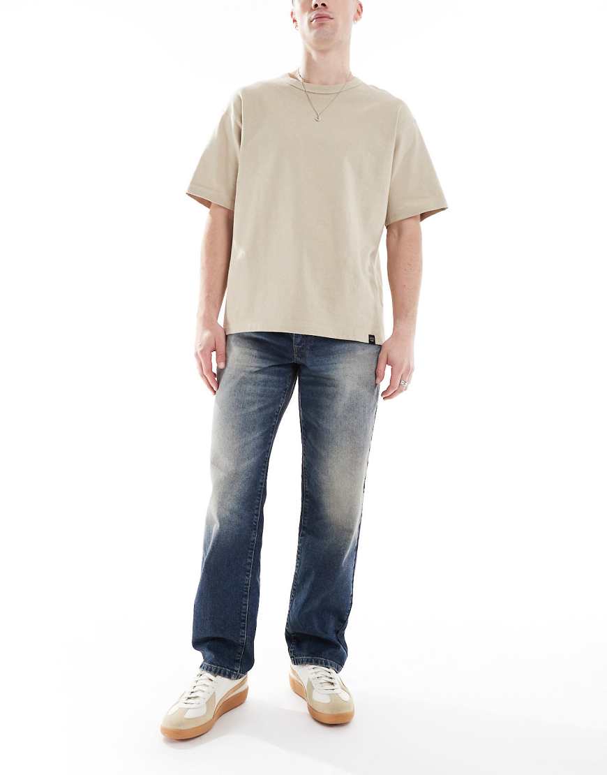 ASOS DESIGN - Jeans mit geradem Schnitt in mittelblauer Waschung mit Farbstich von ASOS DESIGN