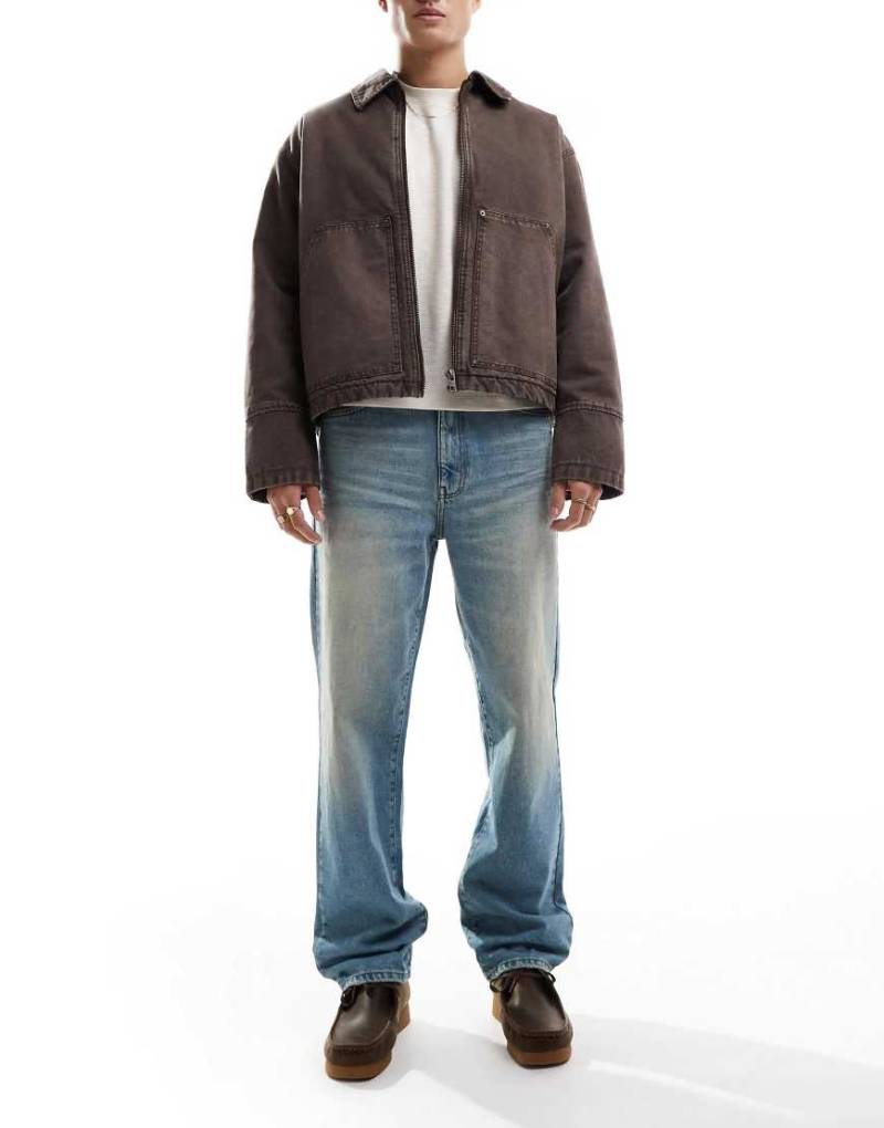 ASOS DESIGN - Jeans mit geradem Schnitt in mittelblauer Waschung von ASOS DESIGN