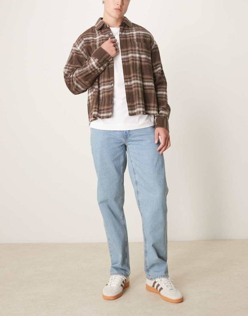 ASOS DESIGN - Jeans mit geradem Schnitt in hellblauer Waschung von ASOS DESIGN