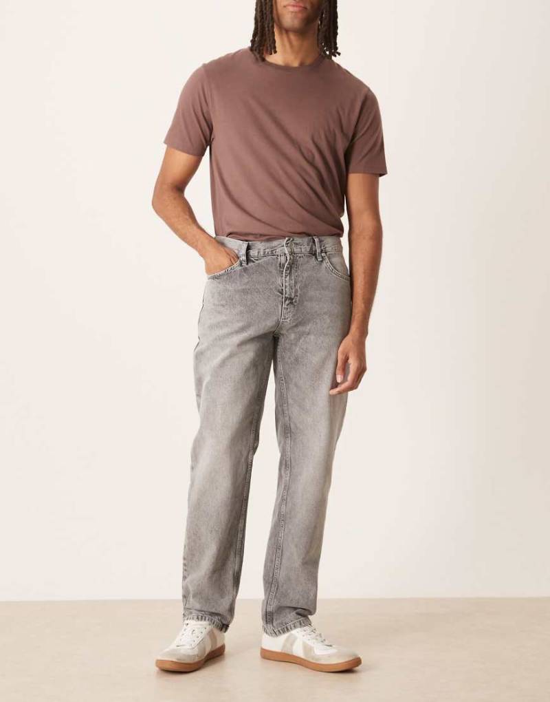 ASOS DESIGN - Jeans mit geradem Schnitt in stark verwaschener, grauer Optik von ASOS DESIGN