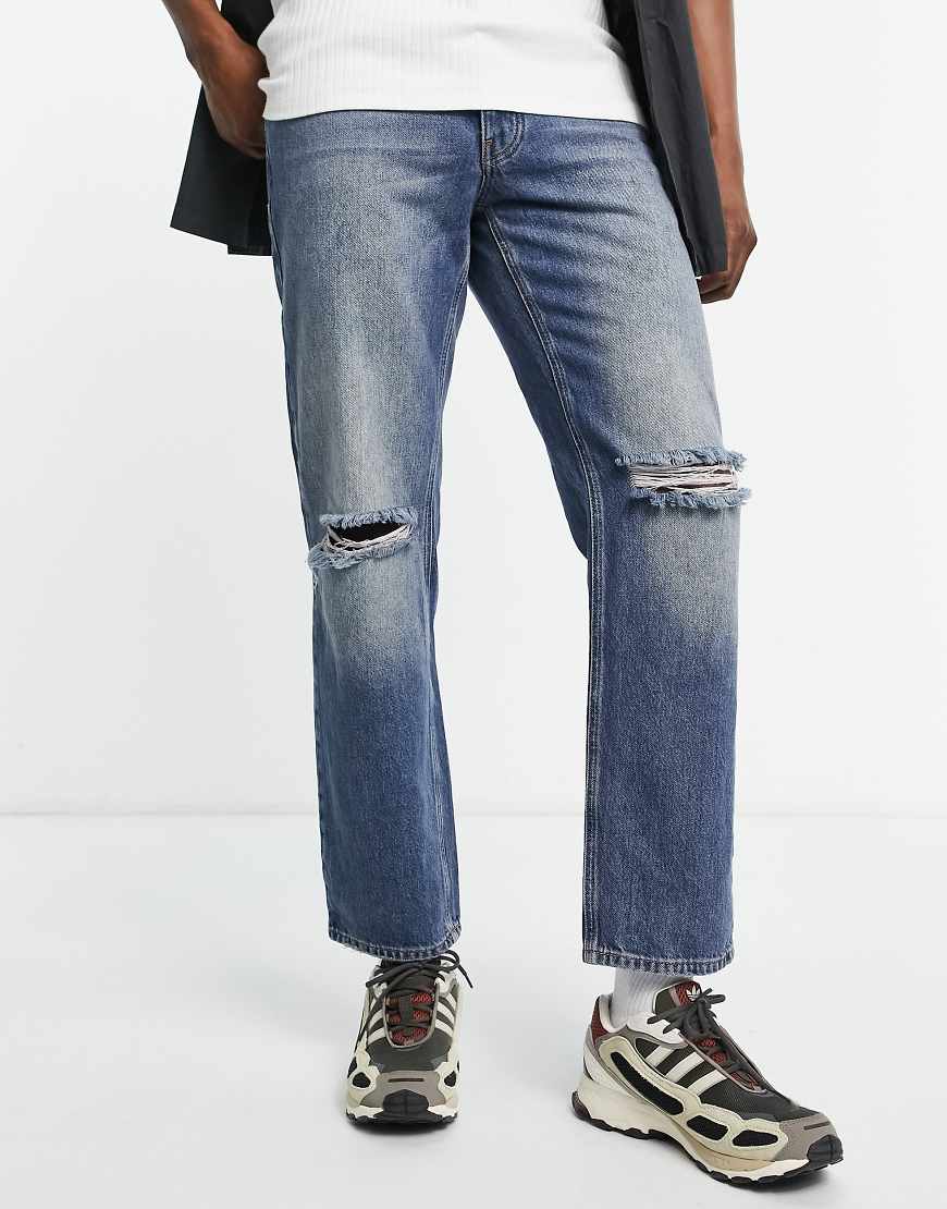 ASOS DESIGN - Jeans mit regulärem Schnitt und Zierrissen in gefärbter mittlerer Waschung-Blau von ASOS DESIGN