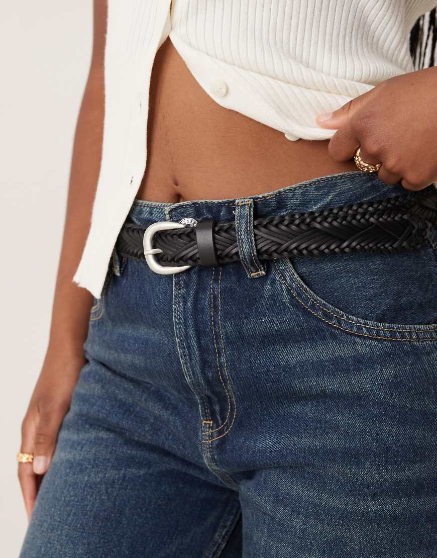 ASOS DESIGN - Schwarzer Jeans-Gürtel aus geflochtenem und gewebtem Leder mit silberfarbener Schnalle ASOS DESIGN - Schwarzer Jeans-Gürtel aus geflochtenem und gewebtem Leder mit silberfarbener Schnalle von ASOS DESIGN