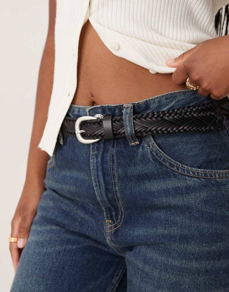 ASOS DESIGN - Schwarzer Jeans-Gürtel aus geflochtenem und gewebtem Leder mit silberfarbener Schnalle von ASOS DESIGN