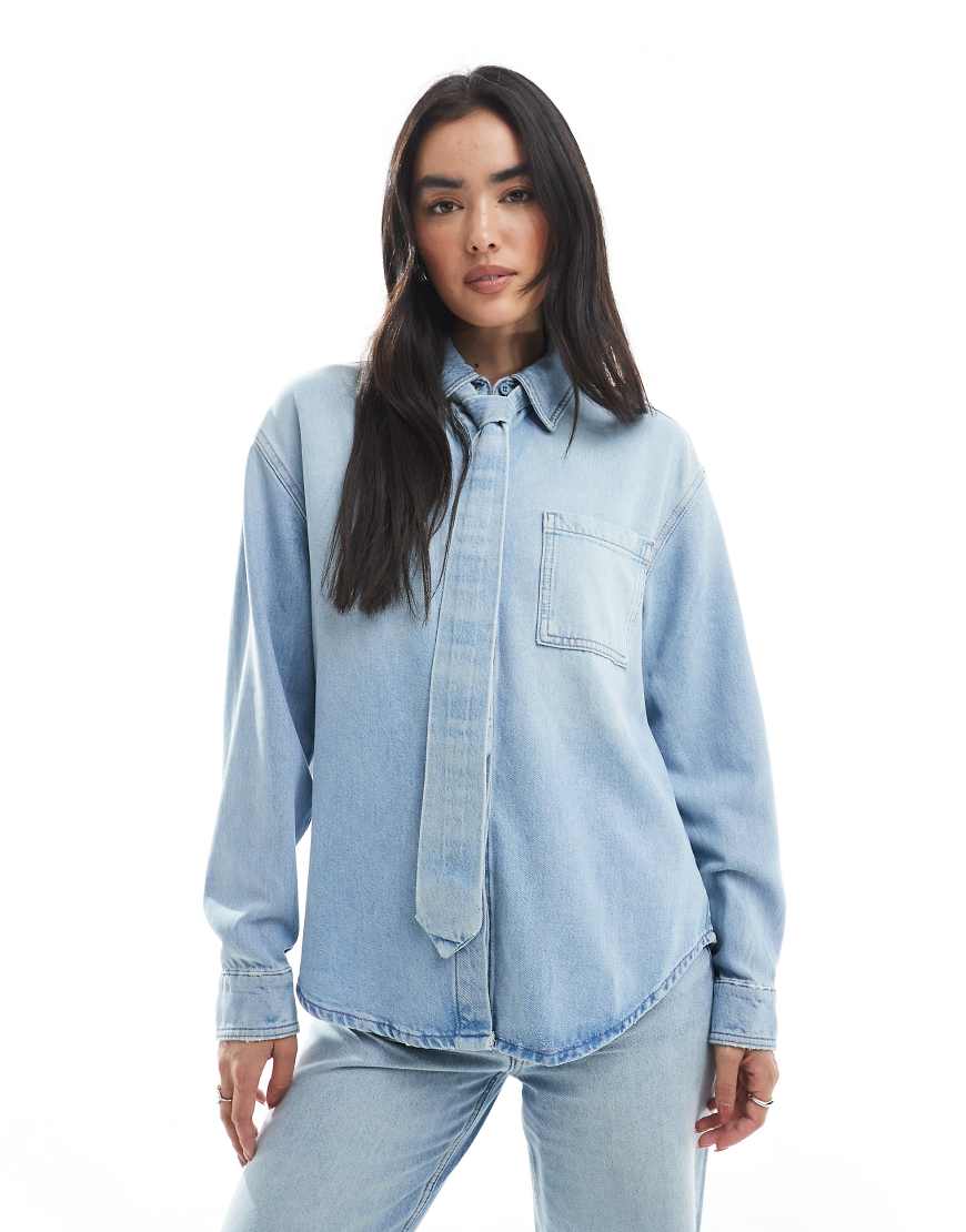 ASOS DESIGN - Jeanshemd in Hellblau mit Bindedetail ASOS DESIGN - Jeanshemd in Hellblau mit Bindedetail von ASOS DESIGN