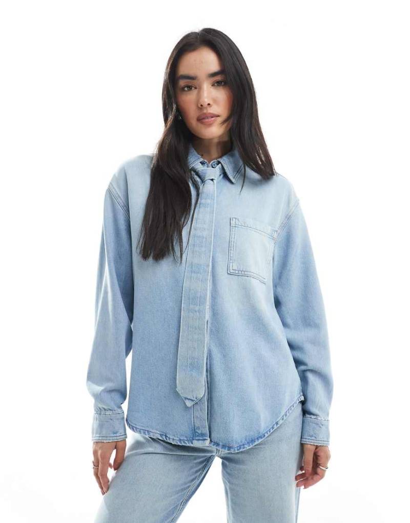 ASOS DESIGN - Jeanshemd in Hellblau mit Bindedetail von ASOS DESIGN
