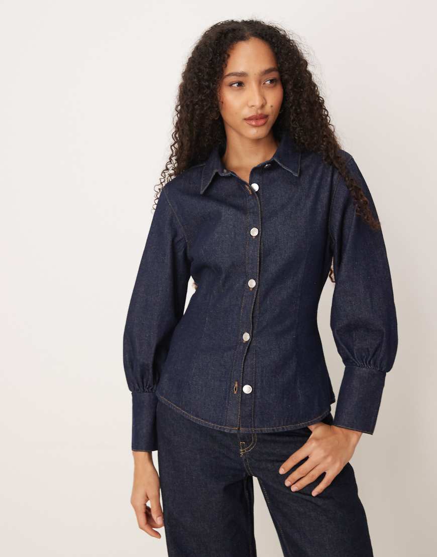 ASOS DESIGN - Jeanshemd in Indigoblau mit Puffärmeln und Kragen von ASOS DESIGN