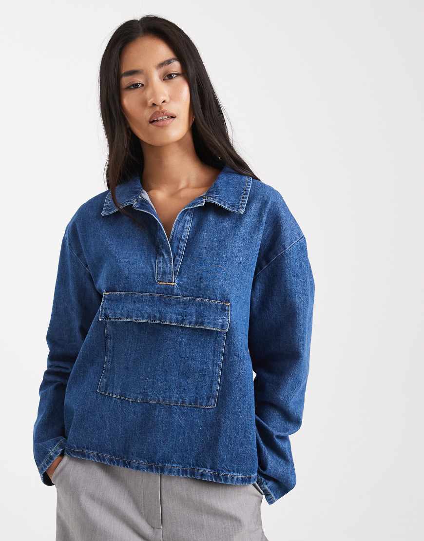 ASOS DESIGN - Jeanshemd in Mittelblau mit Beuteltasche vorne von ASOS DESIGN