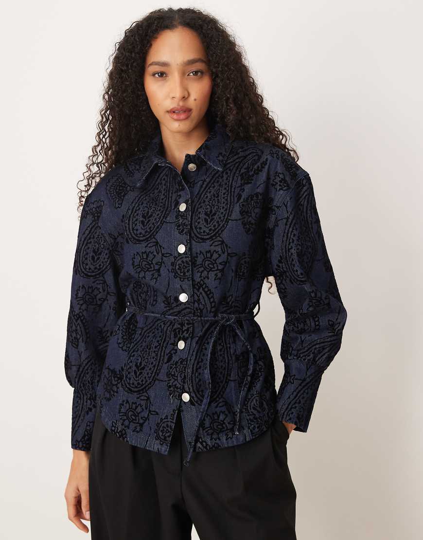 ASOS DESIGN - Jeanshemd in Mittelblau mit Paisley-Flockdruck und betonter Taille von ASOS DESIGN