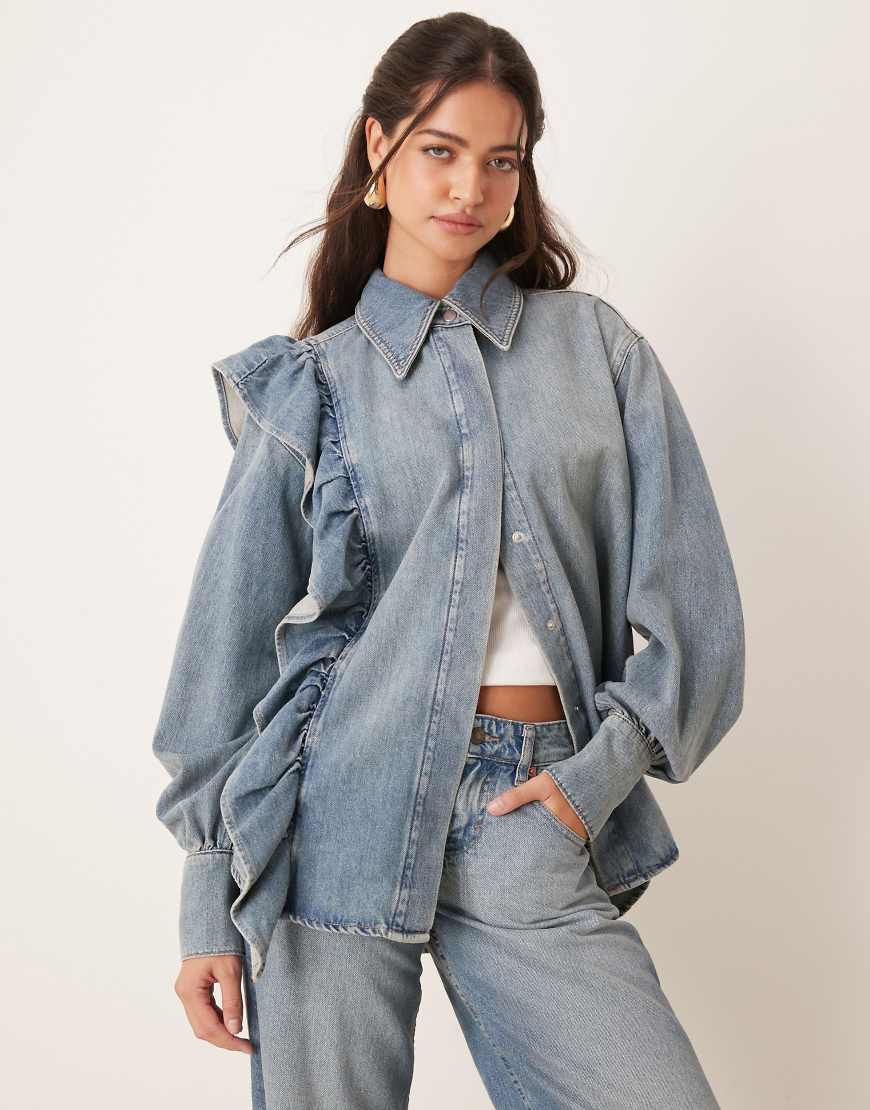 ASOS DESIGN - Jeanshemd in Mittelblau mit Rüschensaum ASOS DESIGN - Jeanshemd in Mittelblau mit Rüschensaum von ASOS DESIGN