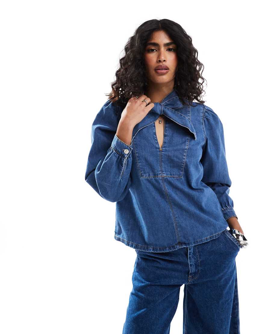 ASOS DESIGN - Jeanshemd in Mittelblau mit Schleife am Ausschnitt ASOS DESIGN - Jeanshemd in Mittelblau mit Schleife am Ausschnitt von ASOS DESIGN