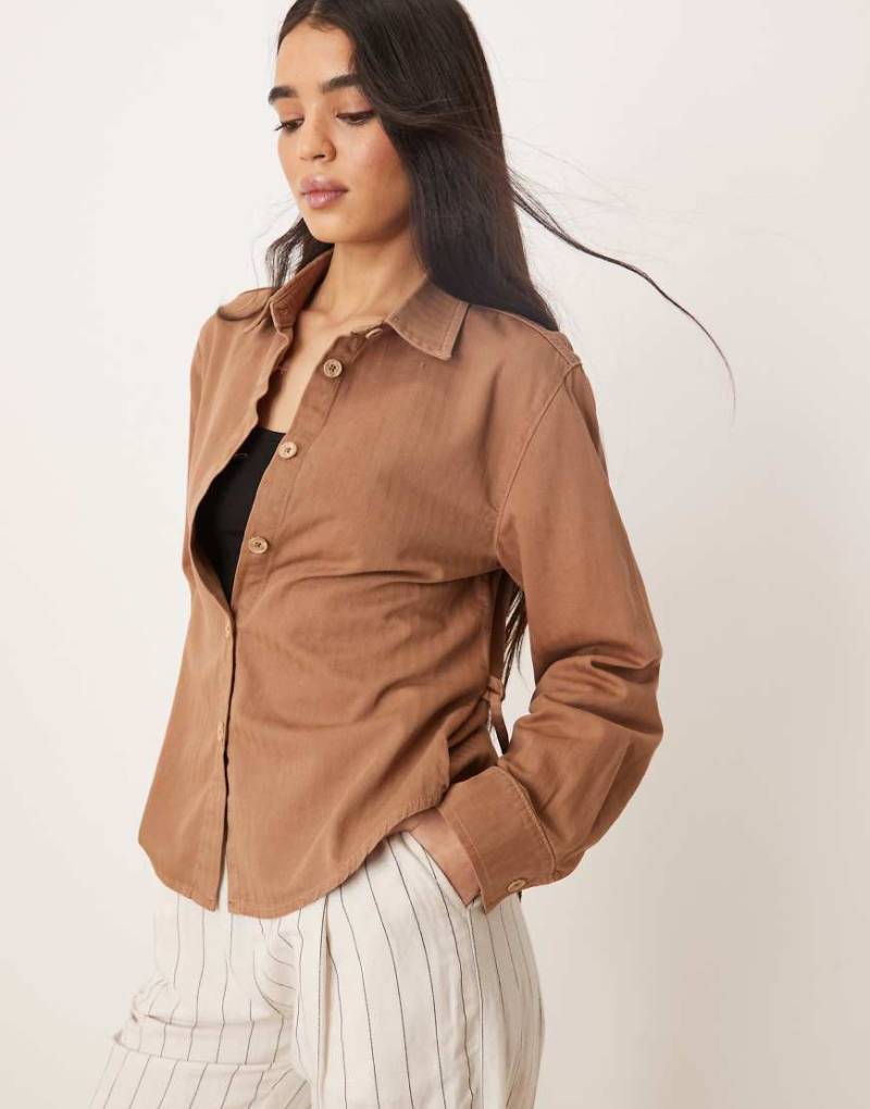 ASOS DESIGN - Jeanshemd in Mokka mit Bindedetail hinten-Braun von ASOS DESIGN