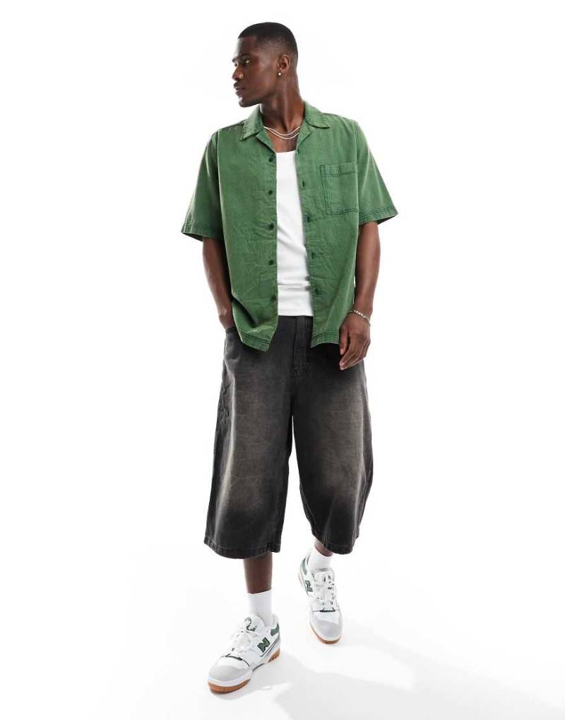 ASOS DESIGN - Jeanshemd in grüner Waschung mit lockerem Schnitt und Reverskragen von ASOS DESIGN