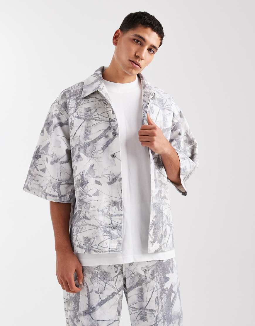ASOS DESIGN - Jeanshemd mit Military-Muster, Kombiteil-Bunt von ASOS DESIGN