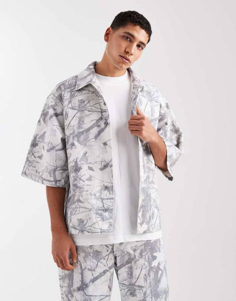ASOS DESIGN - Jeanshemd mit Military-Muster, Kombiteil-Bunt von ASOS DESIGN