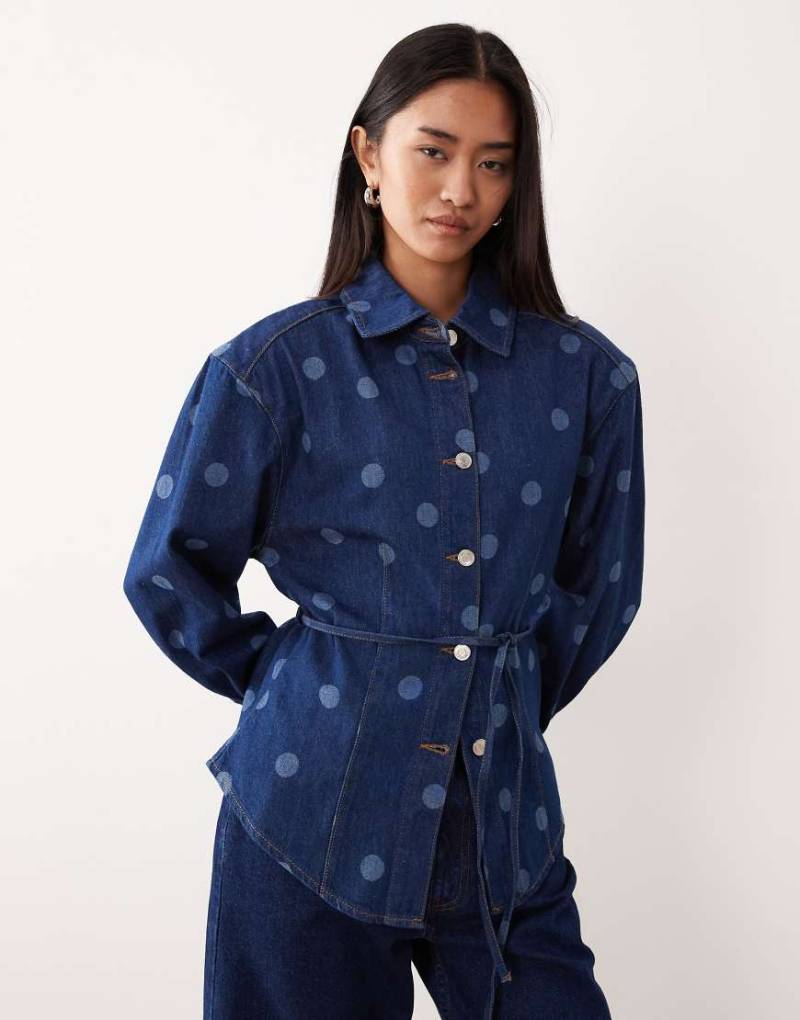 ASOS DESIGN - Jeanshemd mit gelaserten Polka Dots und geraffter Taille-Blau von ASOS DESIGN