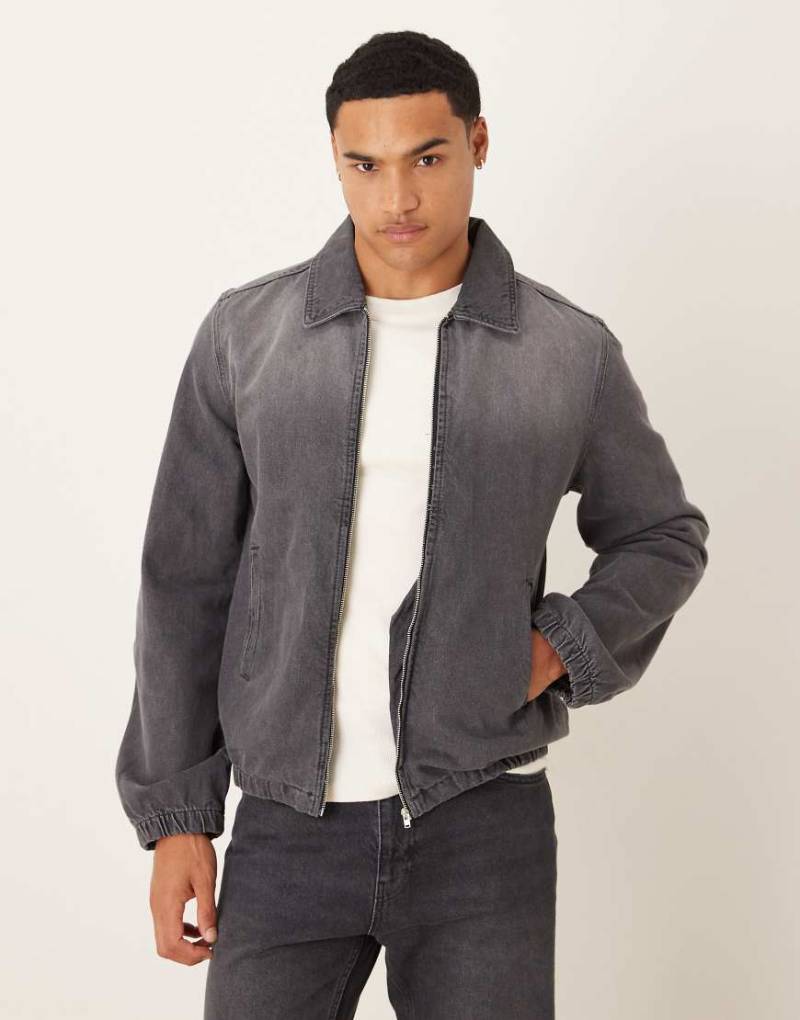 ASOS DESIGN - Jeansjacke im Bomberstil in stark verwaschenem Grau von ASOS DESIGN