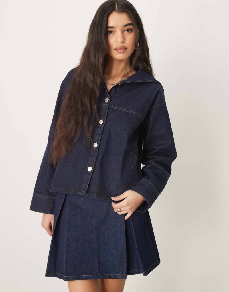 ASOS DESIGN - Jeansjacke im Matrosen-Stil in Rinse-Waschung-Blau von ASOS DESIGN
