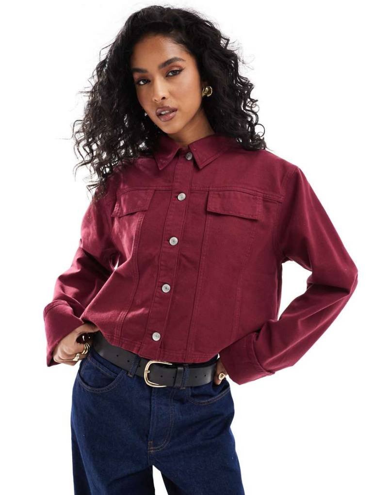 ASOS DESIGN - Jeansjacke in Burgunderrot mit breitem Umschlag an den Ärmeln von ASOS DESIGN