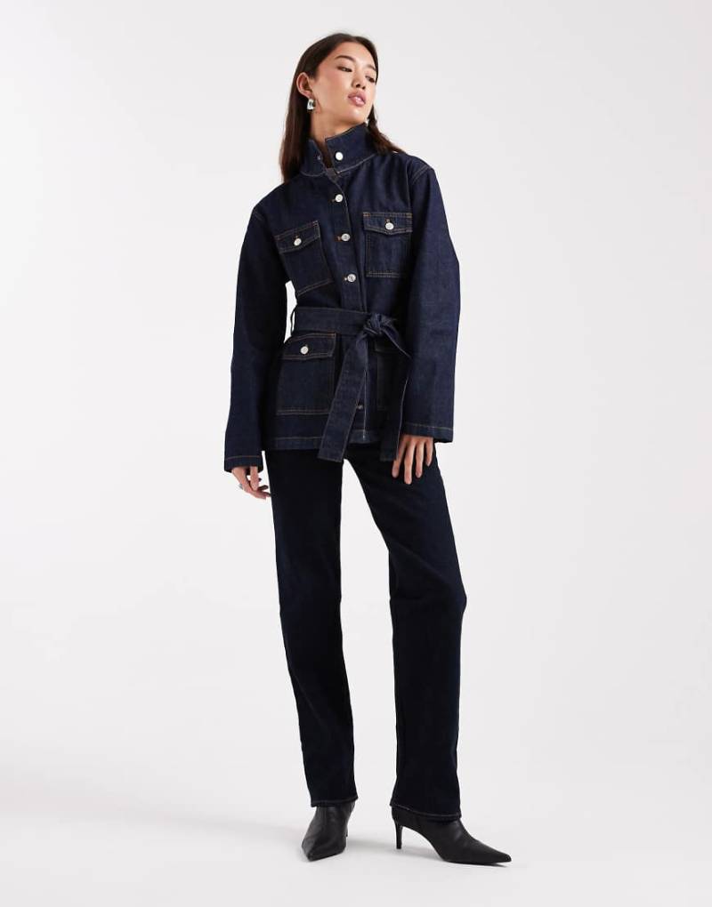 ASOS DESIGN - Jeansjacke in Indigoblau mit Stehkragen und Bindegürtel von ASOS DESIGN