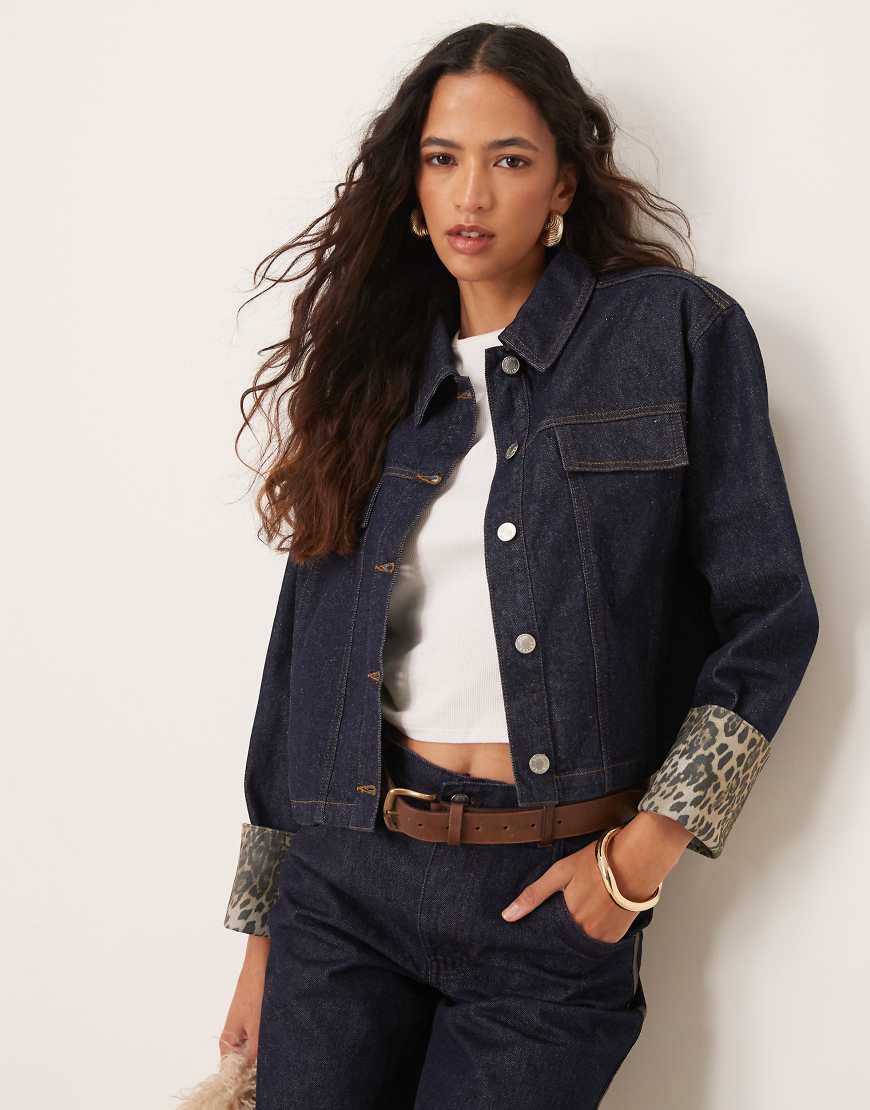 ASOS DESIGN - Jeansjacke in Indigoblau mit Umschlagbündchen mit Leopardenmuster von ASOS DESIGN