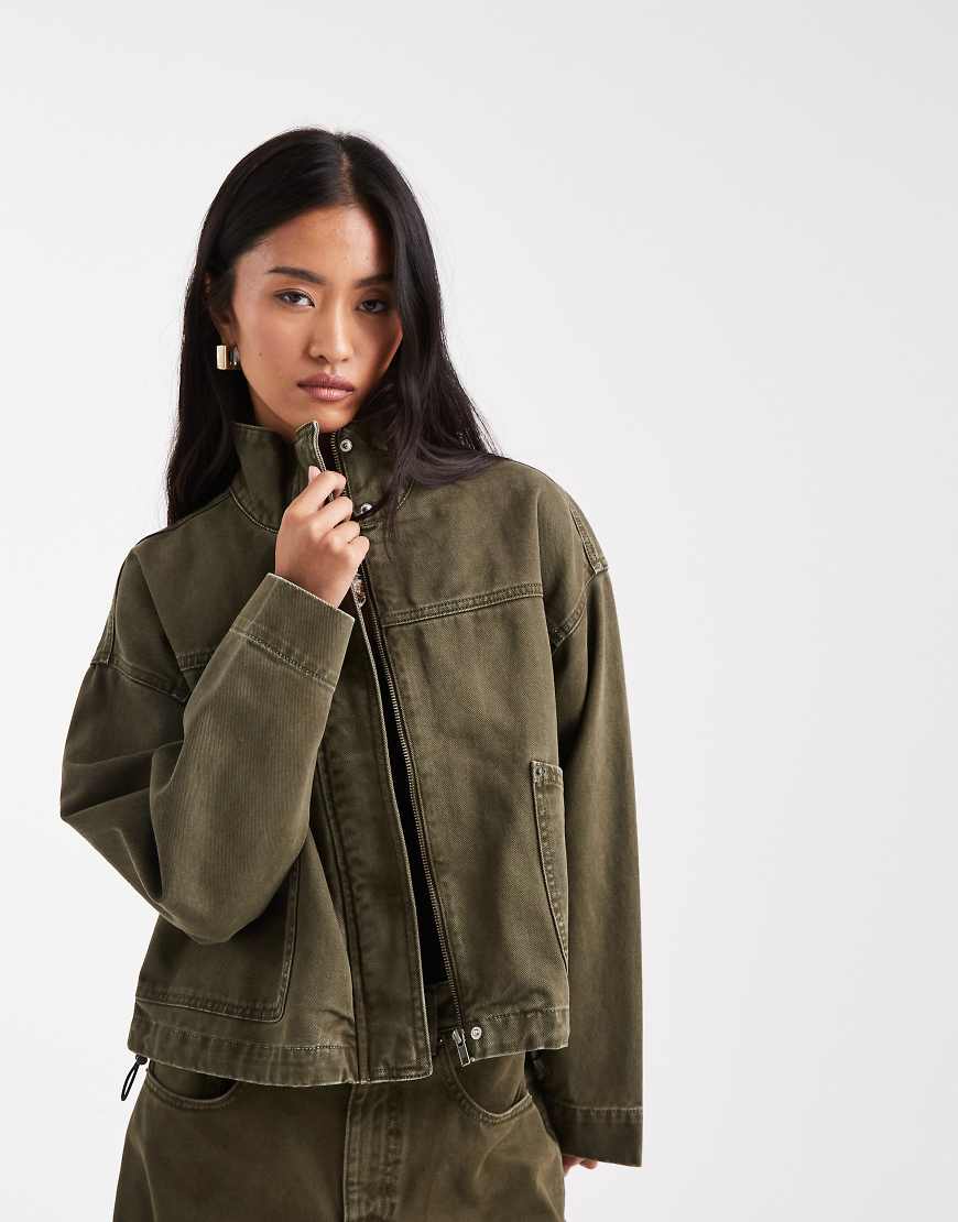 ASOS DESIGN - Jeansjacke in Khaki mit Stehkragen, Kombiteil-Grün von ASOS DESIGN