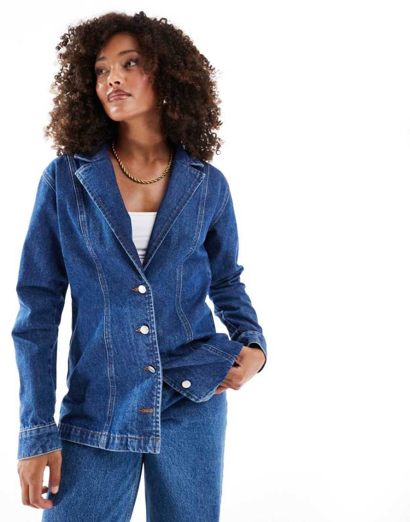 ASOS DESIGN - Jeansjacke in Mittelblau mit Taillenriemen von ASOS DESIGN