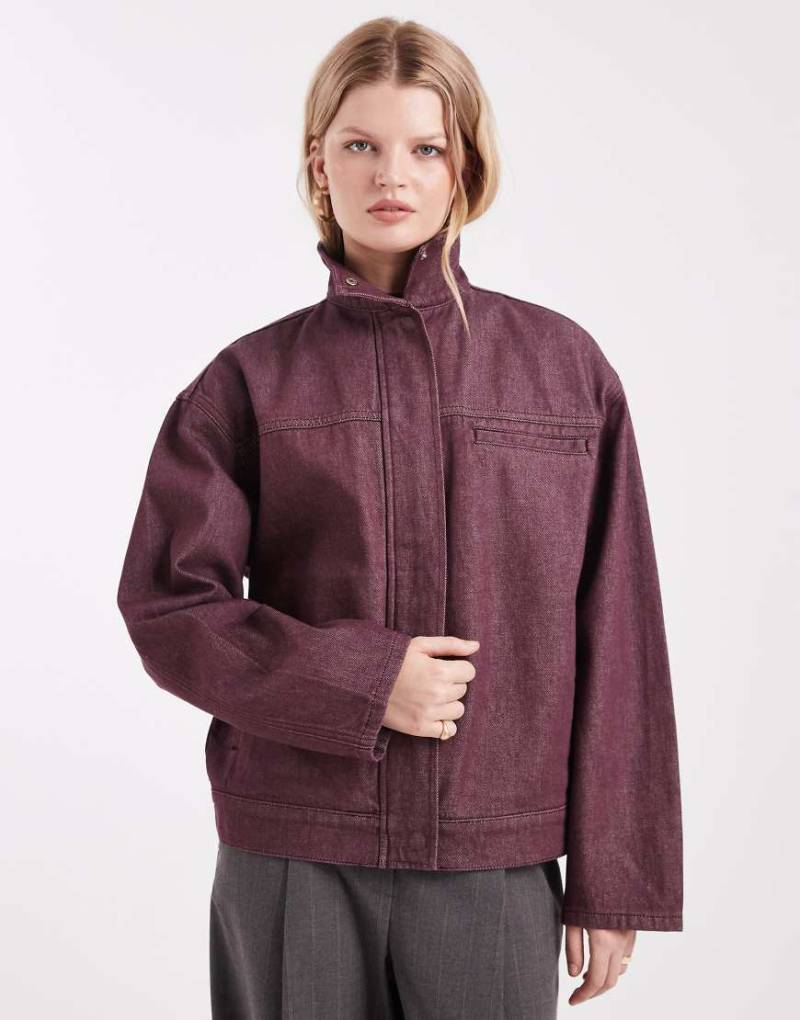 ASOS DESIGN - Jeansjacke in Pflaume mit Stehkragen-Rot von ASOS DESIGN