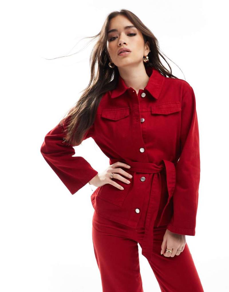 ASOS DESIGN - Jeansjacke in Rot mit Bindegürtel von ASOS DESIGN