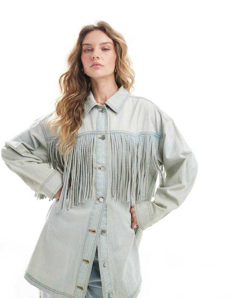 ASOS DESIGN - Jeansjacke in Vintage-Waschung mit Fransen-Blau von ASOS DESIGN