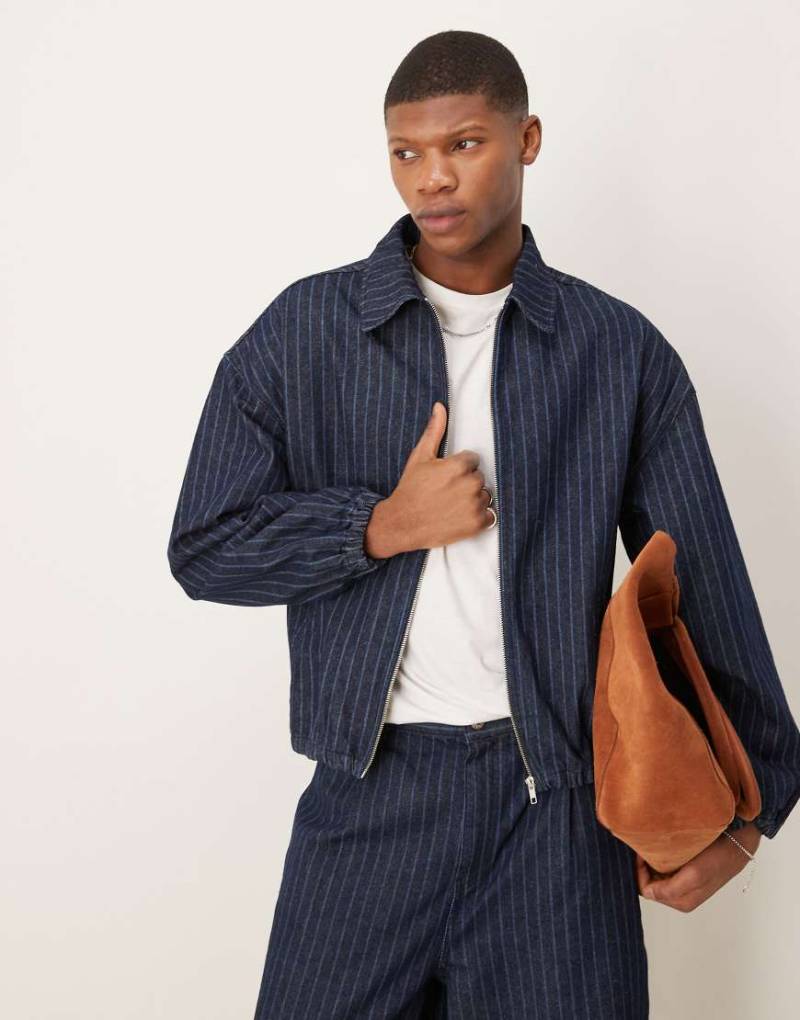 ASOS DESIGN - Jeansjacke in dunkelblauer Waschung mit Streifen, Kombiteil von ASOS DESIGN