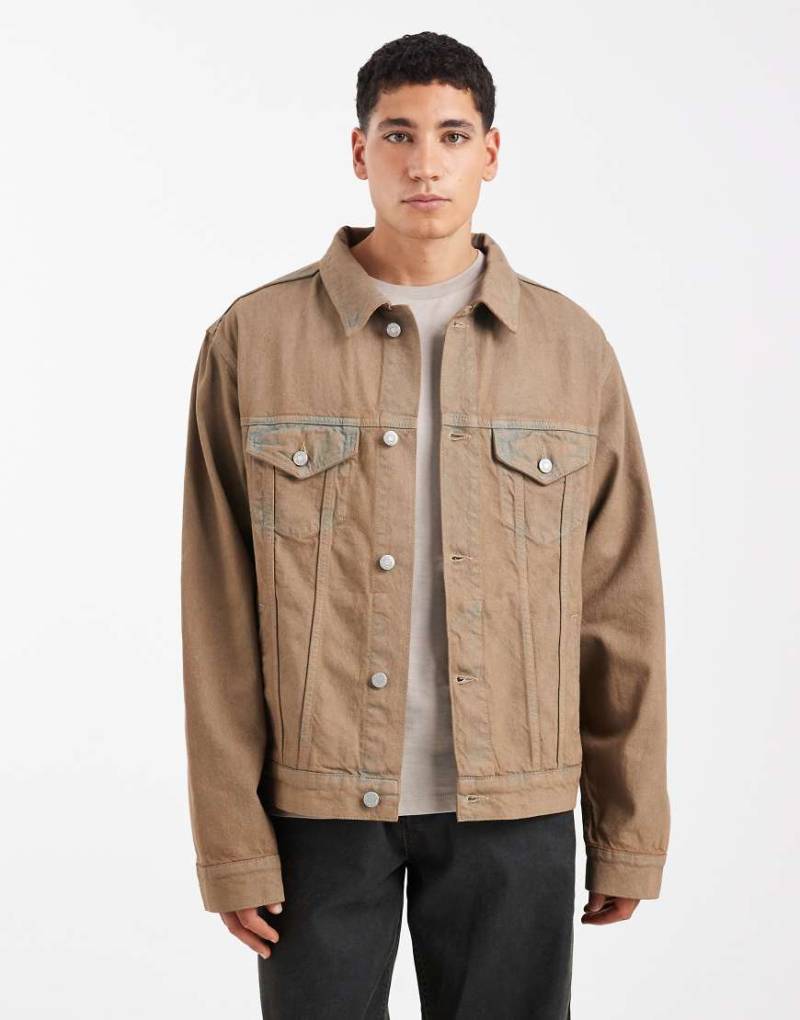 ASOS DESIGN - Jeansjacke in hellbrauner Waschung, Kombiteil-Brown von ASOS DESIGN