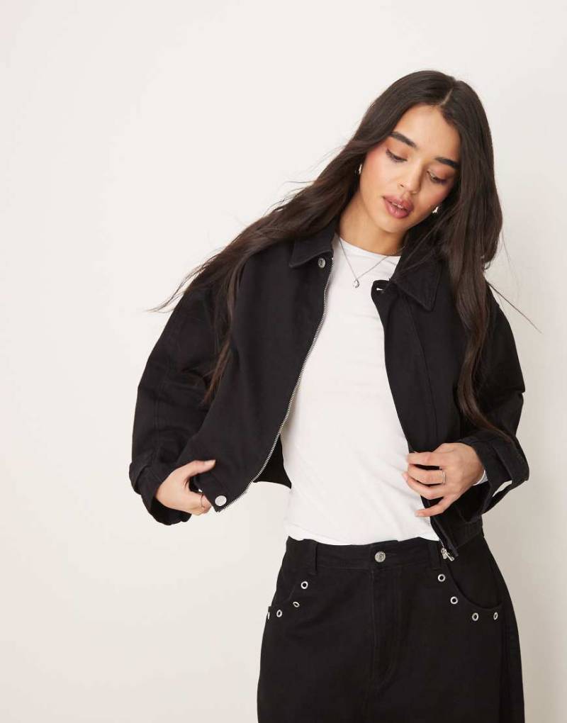 ASOS DESIGN - Jeansjacke in schwarzer Rinse-Waschung mit verstellbarem Bund von ASOS DESIGN