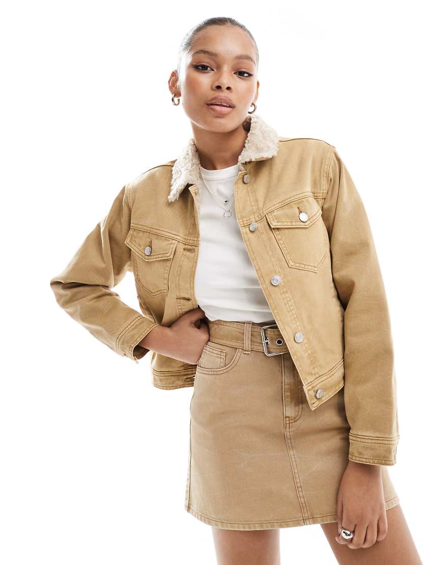 ASOS DESIGN - Jeansjacke in verwaschenem Camel mit Teddyfellbesatz, Kombiteil-Braun von ASOS DESIGN