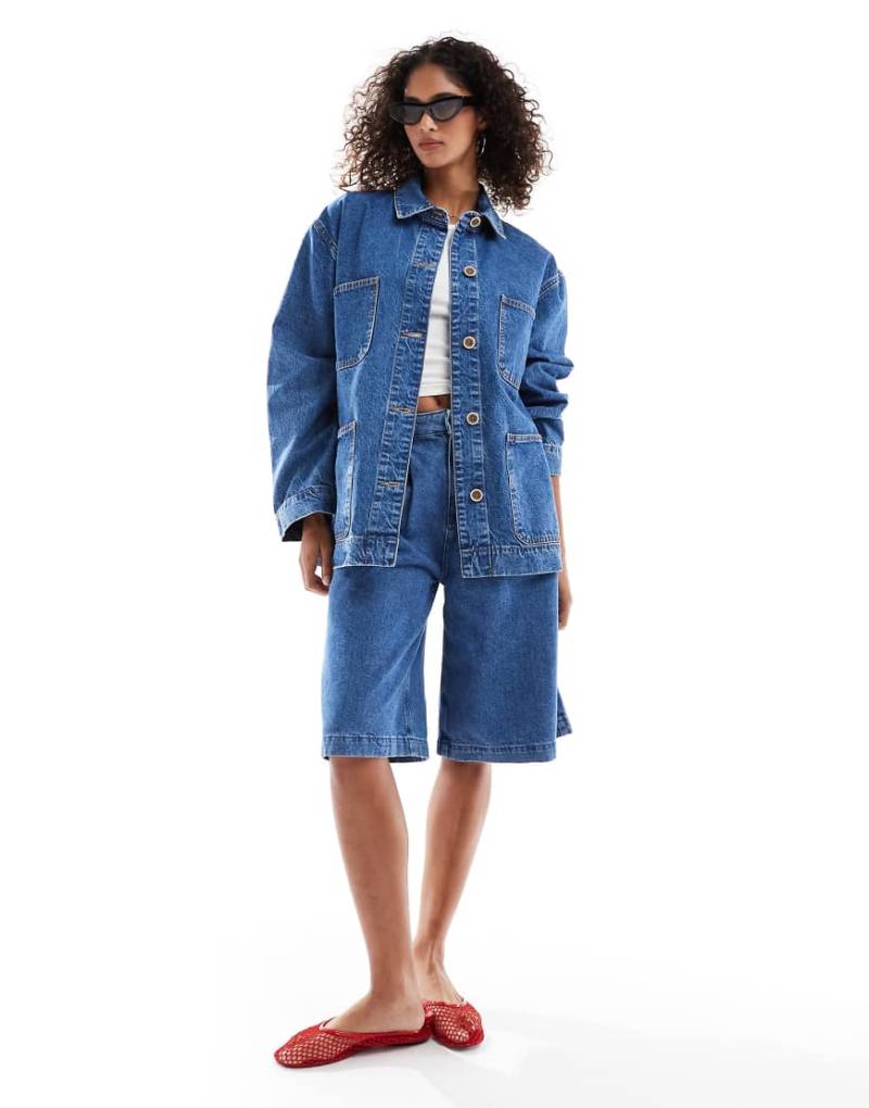 ASOS DESIGN - Jeansjacke in verwaschenem Mittelblau von ASOS DESIGN