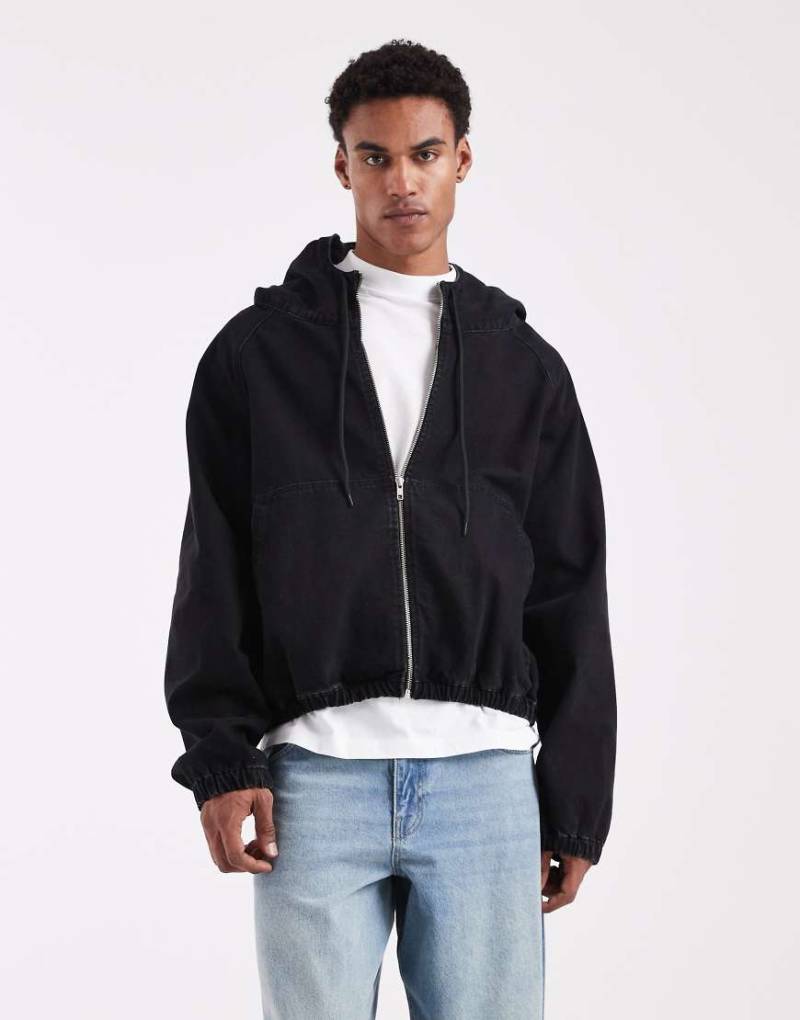 ASOS DESIGN - Jeansjacke in verwaschenem Schwarz mit Kapuze von ASOS DESIGN