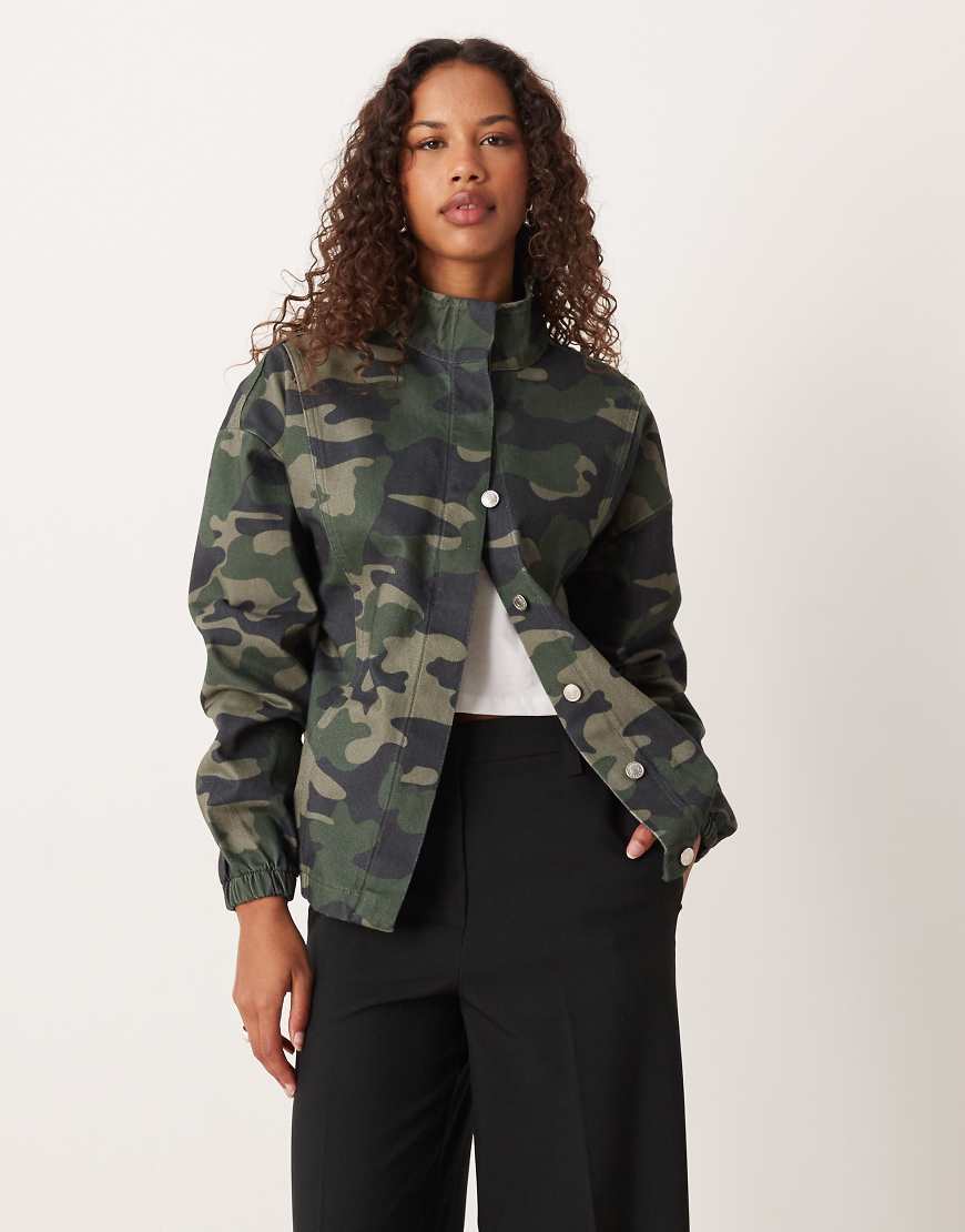 ASOS DESIGN - Jeansjacke mit Stehkragen und Military-Muster-Grün von ASOS DESIGN